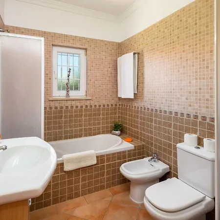 Holiday home 4-schlafzimmer-villa- Garten- Pool- By Interhome *