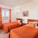 4-schlafzimmer-villa- Garten- Pool- By Interhome *