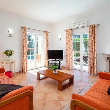 Holiday home 4-schlafzimmer-villa- Garten- Pool- By Interhome