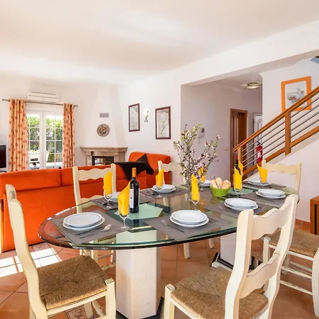 4-schlafzimmer-villa- Garten- Pool- By Interhome